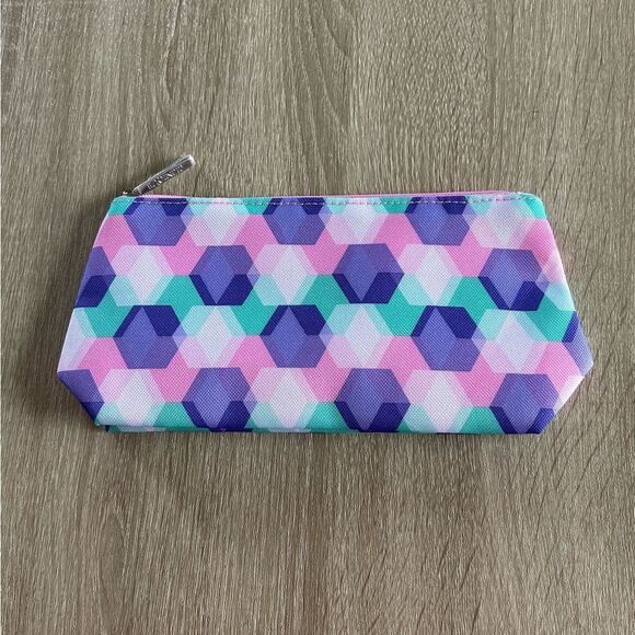 NWOT … CLINIQUE Geometric Patterned Makeup / Cosmetic Bag - Picture 1 of 4